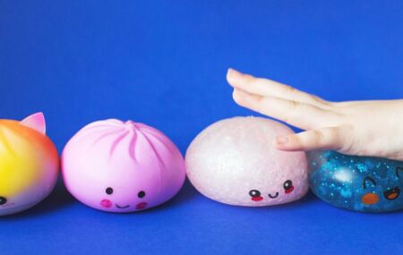 Squishy Dumpling possuem cores transl&uacute;cidas, glitter e um rosto desenhado. 