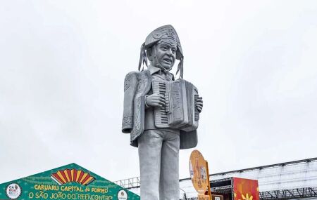 Escultura de Luiz Gonzaga no P&aacute;tio de Eventos de Caruaru.