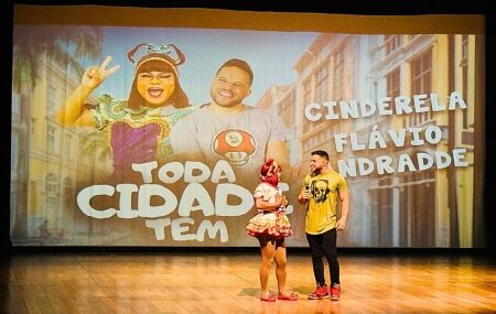 Cinderela e Fl&aacute;vio Andradde na com&eacute;dia "Toda Cidade Tem".