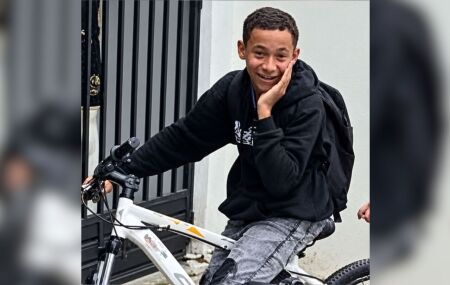 Adolescente estaria voltando para casa depois de passar por uma biblioteca.