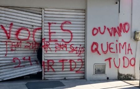 Amea&ccedil;as foram pichadas em um estabelecimento que teve entrada arrombada.