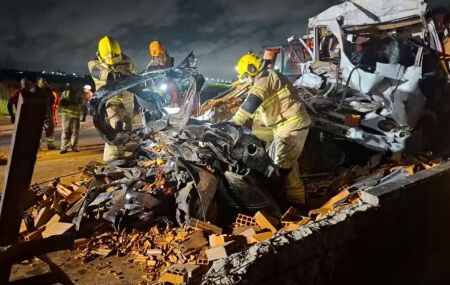 Acidente na BR-101 deixa dois mortos.