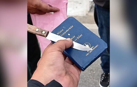 O exemplar, popularmente chamado de Novo Testamento, impediu que a v&iacute;tima se ferisse na a&ccedil;&atilde;o criminosa.