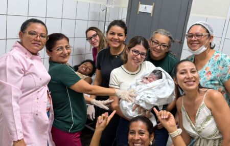 A equipe do posto de sa&uacute;de realizou o parto no ve&iacute;culo e encaminhou m&atilde;e e filha ao hospital.