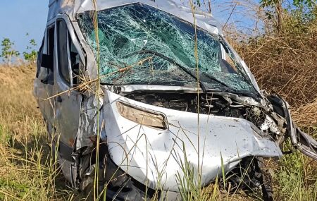 Ap&oacute;s o impacto, a van saiu da pista, enquanto o autom&oacute;vel permaneceu no acostamento.