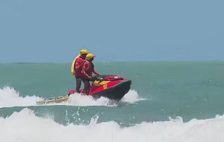 Motos aqu&aacute;ticas foram mobilizadas para buscas no per&iacute;metro entre o Pina e Boa Viagem.