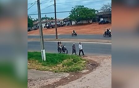 C&acirc;mera de seguran&ccedil;a flagrou o momento em que os idosos s&atilde;o atingidos na margem da rodovia.