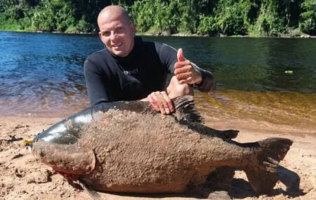 Alcides Felismino da Silva com o Tambaqui de 46 kg.