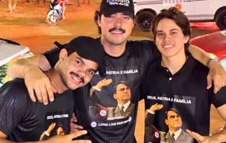 Nas imagens divulgadas, eles aparecem com camisetas pretas contendo refer&ecirc;ncias a Adolf Hitler.