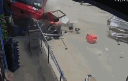 O caminh&atilde;o s&oacute; parou depois de atingir a estrutura de um estabelecimento.