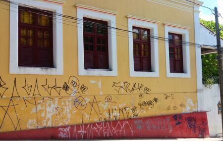A Lei de Crimes Ambientais prev&ecirc; puni&ccedil;&atilde;o para quem pichar ou sujar edifica&ccedil;&otilde;es e monumentos urbanos.