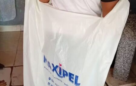 Segundo a m&atilde;e, a unidade informou que n&atilde;o havia fraldas e roupas dispon&iacute;veis para trocar o menino.
