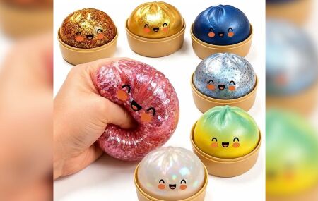 Squishy Dumpling possuem cores transl&uacute;cidas, glitter e um rosto desenhado. 