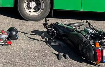Segundo testemunhas, o motociclista realizava uma corrida por aplicativo no momento do acidente.
