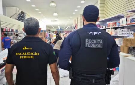 Equipes da Receita Federal e Anatel em Petrolina.
