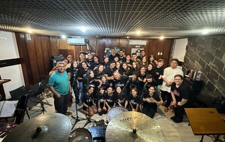 O elenco re&uacute;ne crian&ccedil;as, jovens e adultos, que dar&atilde;o voz &agrave;s can&ccedil;&otilde;es da hist&oacute;ria das bruxas de Oz.