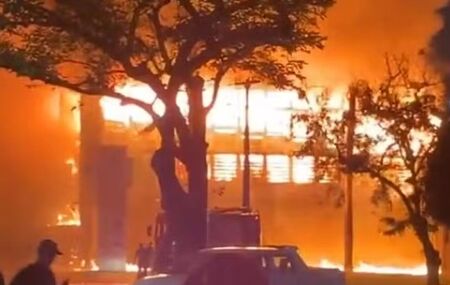 Inc&ecirc;ndio tomou o antigo pr&eacute;dio da Diretoria de Inova&ccedil;&atilde;o e Empreendedorismo (Dine) da UFPE.