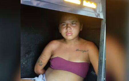 Alessandra Souza Martins, de 21 anos, foi presa suspeita de atingir o homem com uma faca de cozinha.