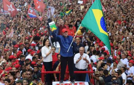Lula durante ato de campanha com aliados.