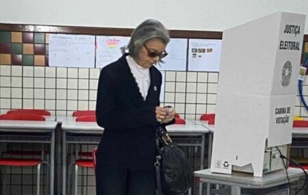 Ministra Carm&eacute;n L&uacute;cia vota em Belo Horizonte.