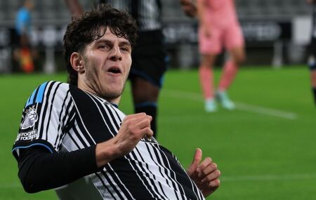 Newcastle enfrenta Everton, pela Copa da Liga, fora de casa.