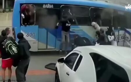 Passageiros saem de &ocirc;nibus ap&oacute;s princ&iacute;pio de inc&ecirc;ndio.