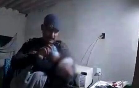 Policial com beb&ecirc; ap&oacute;s resgate.