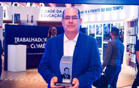 Prefeito Mano Medeiros recebe Pr&ecirc;mio Educador Josias Albuquerque.