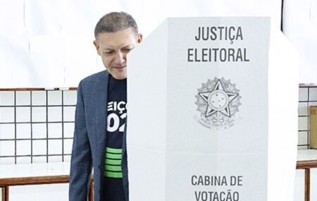 Presidente do TSE, Nunes Marques, vota em Bras&iacute;lia.