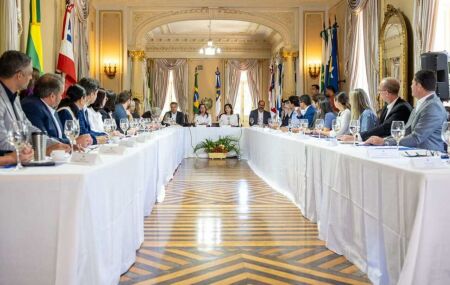 Primeira reuni&atilde;o da governadora ap&oacute;s reelei&ccedil;&atilde;o confirmada.