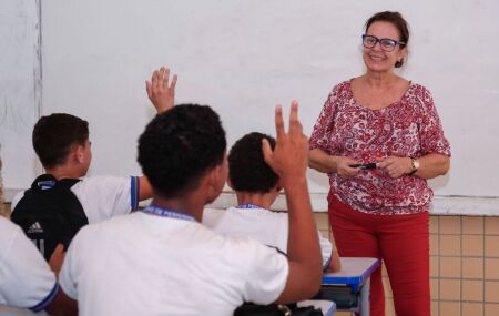 Professora em sala de aula.