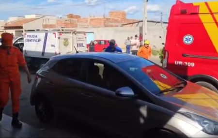 Menino de 2 anos morre ap&oacute;s ser deixado dentro de carro com ar-condicionado em Goi&aacute;s