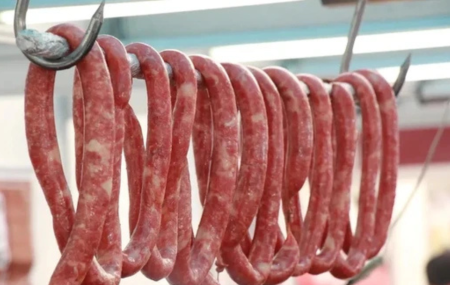 Lingui&ccedil;a de carne su&iacute;na defumada.