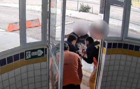 Policiais salvam beb&ecirc; engasgada