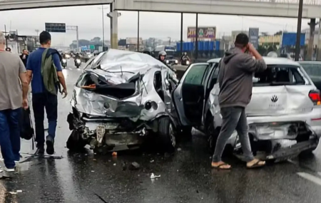Motorista infarta e engavetamento de 20 ve&iacute;culos deixa feridos no Rio