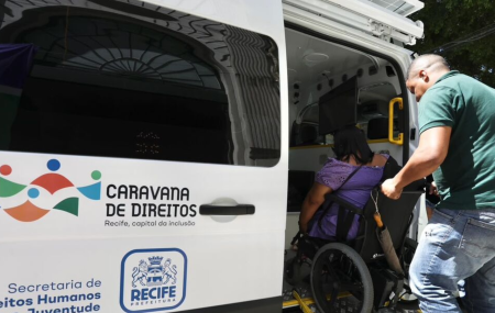 Transporte acess&iacute;vel leva pessoas a votar