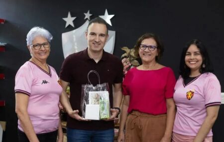 Sport faz a&ccedil;&atilde;o de outubro rosa com torcedoras.