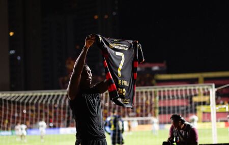 Patrick de Paula vira her&oacute;i e comemora vit&oacute;ria do Sport na S&eacute;rie B.