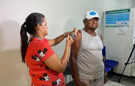 Olinda inicia vacina&ccedil;&atilde;o contra Pneumo 20 para idosos a partir de 85 anos; veja onde.