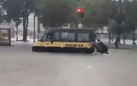Van com crian&ccedil;as fica ilhada.