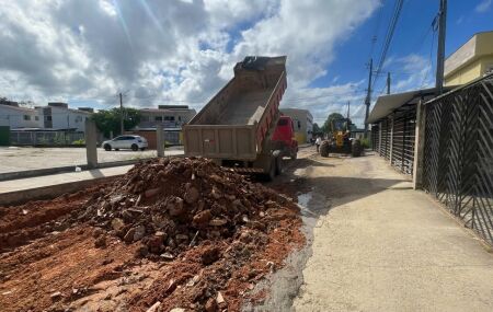 Obras de terraplanagem no bairro de Jaguaribe em Paulista