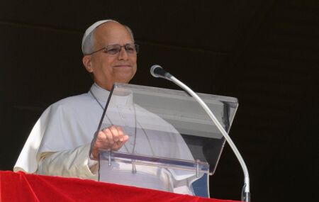 Papa Leao XIV diante dos presentes na Pra&ccedil;a S&atilde;o Pedro