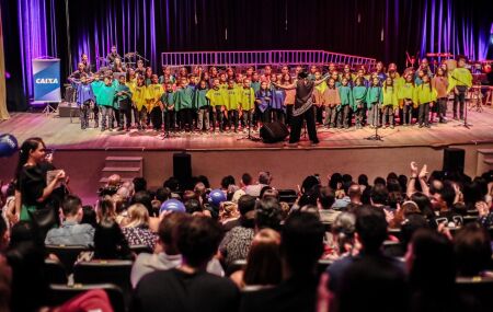 Orquestra Sinf&ocirc;nica Infantil Crian&ccedil;a Cidad&atilde; no Teatro Luiz Mendon&ccedil;a