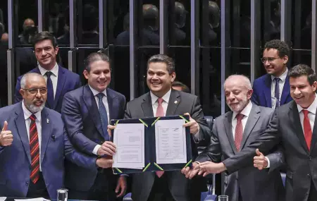 A emenda aprovada na quarta-feira prev&ecirc; tamb&eacute;m uma redu&ccedil;&atilde;o gradual da jornada de trabalho das atuais 44 horas para 40 horas semanais, sem redu&ccedil;&atilde;o salarial, dentro de um per&iacute;odo de transi&ccedil;&atilde;o de 14 meses.