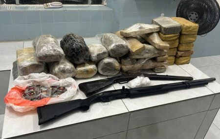 Armas e drogas apreendidas pela pol&iacute;cia em Igarassu