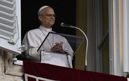 Papa Le&atilde;o XIV aparece na janeta do Vaticano
