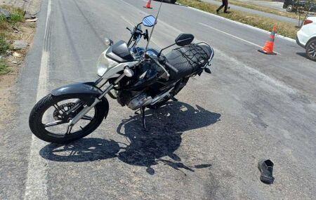 Motociclista morre ap&oacute;s perder controle da moto e ser atropelado por caminh&atilde;o na BR-101, em Igarassu.