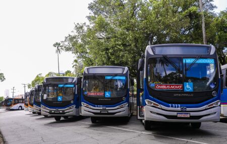 Governo de Pernambuco entrega 100 novos &ocirc;nibus climatizados a RMR