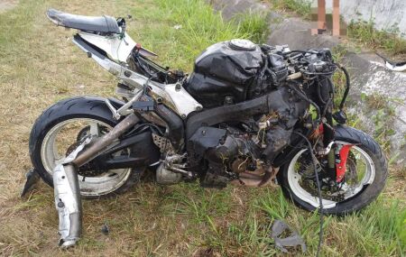 Duas motocicletas colidem e duas pessoas morrem; batida foi na BR-232, em Vit&oacute;ria de Santo Ant&atilde;o