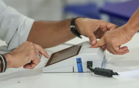 Brasileiros v&atilde;o &agrave;s urnas e vota&ccedil;&atilde;o para escolher o presidente do pa&iacute;s no 2&deg; turno &eacute; iniciada